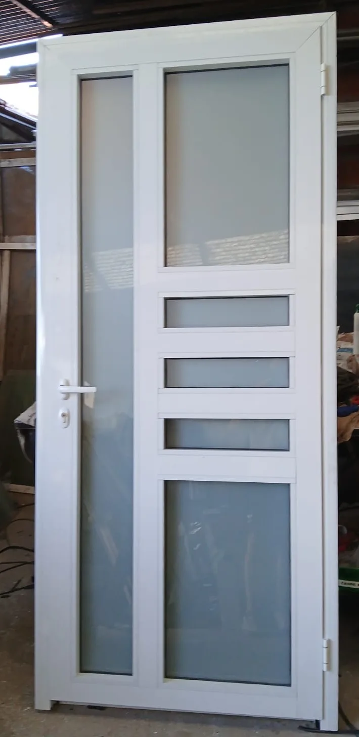 Puertas de aluminio a medida — obra de Alumfer en Buenos Aires