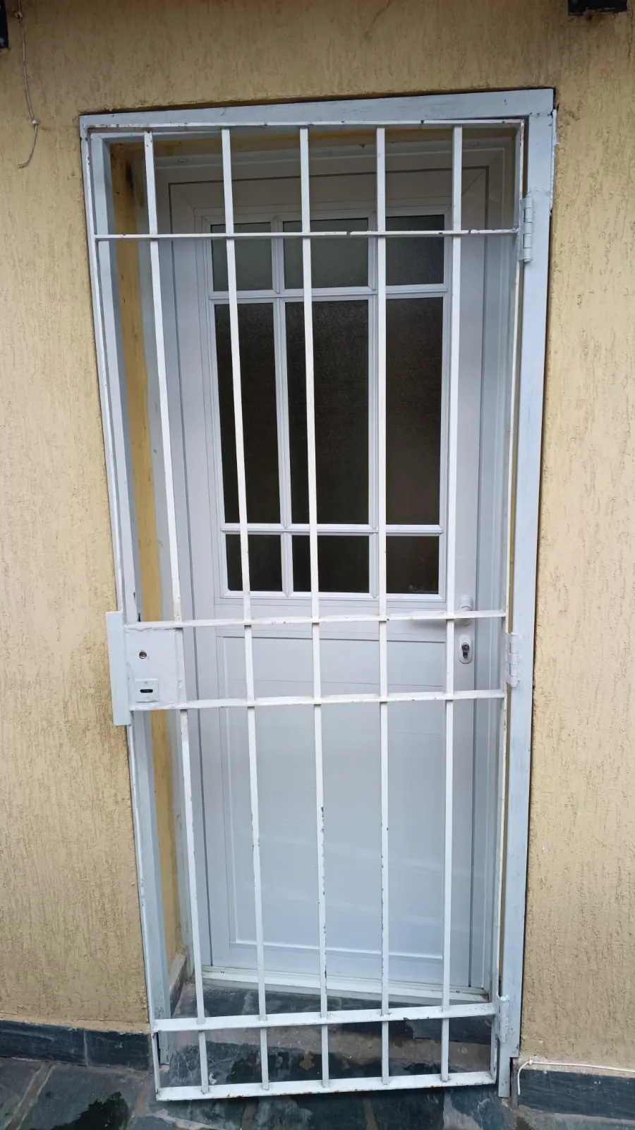 Puertas de aluminio a medida — obra de Alumfer en Buenos Aires