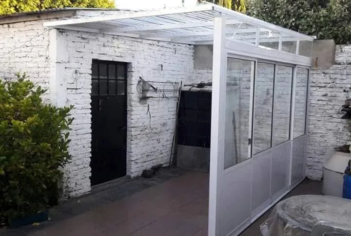 Cerramiento de quincho con aluminio y vidrio — Alumfer