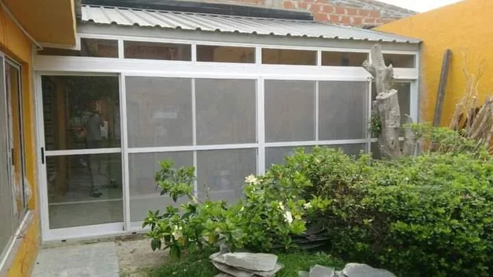 Cerramiento de quincho con aluminio y vidrio — Alumfer